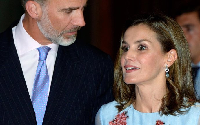 Reyes Felipe y Letizia coordinan corbata y vestido
