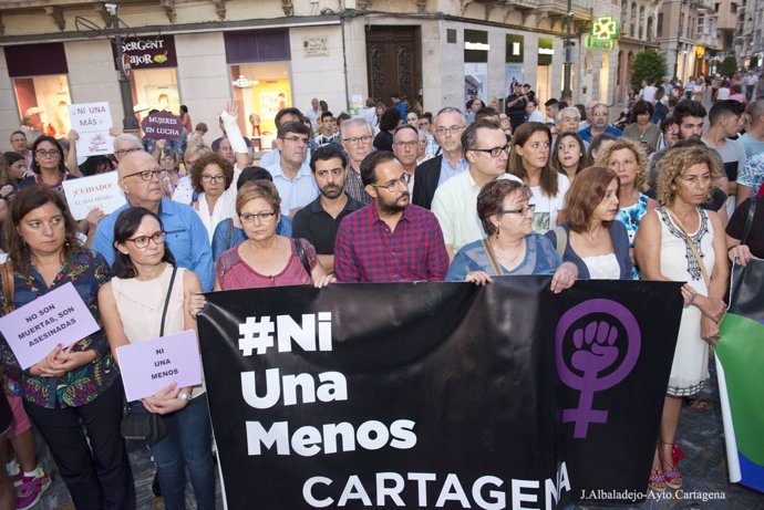 Concentración contra la violencia de género por el asesinato jovend de Canteras