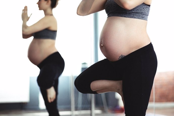 Embarazada haciendo ejercicio. Yoga. Equilibrio. Embarazo. Tatuaje embarazada