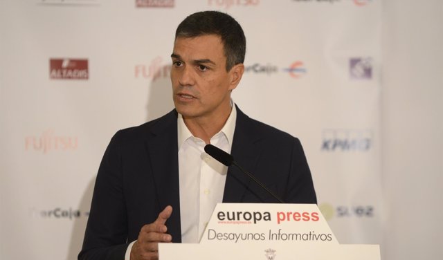 Selección De Imágenes Del Desayuno Informativo Con Pedro Sánchez, Secretario Gen