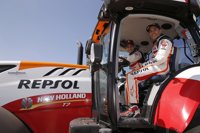 Marc Márquez y Dani Pedrosa muestran su pericia con un tractor
