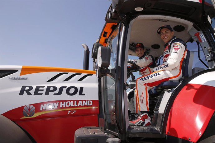 Marc Márquez y Dani Pedrosa en el tractor