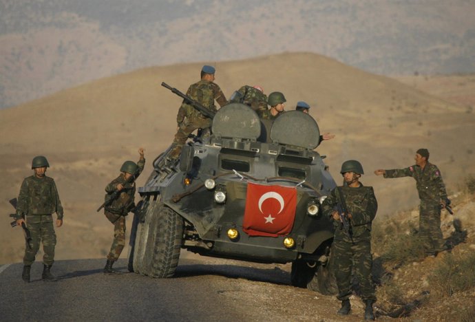 Militares turcos de patrulla en busca de guerrilleros del PKK