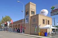 El pabellón de Diputación de Badajoz en la Feria de Zafra ofrece una muestra de esculturas recicladas y talleres de lana