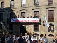 Militantes del BNG ocupan simbólicamente la Casa de Cornide de A Coruña para denunciar los "privilegios" de los Franco  