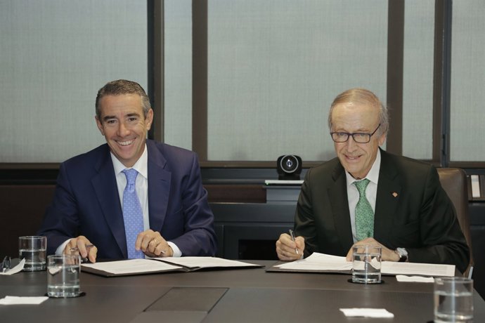 Juan Alcaraz (CaixaBank) i Miguel A. Torres (FEV)