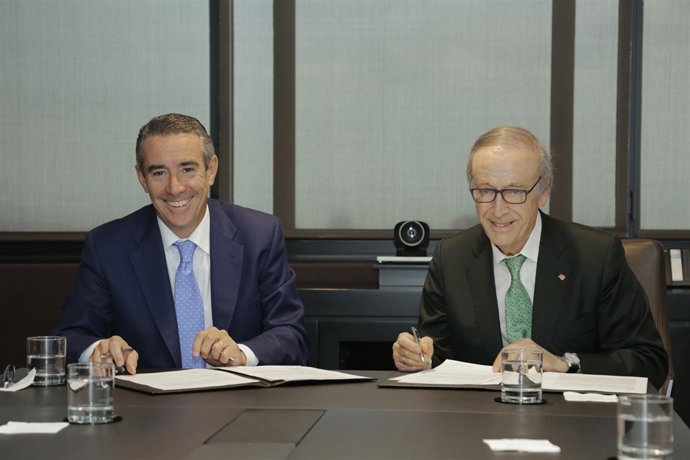 Juan Alcaraz (CaixaBank) i Miguel A. Torres (FEV)