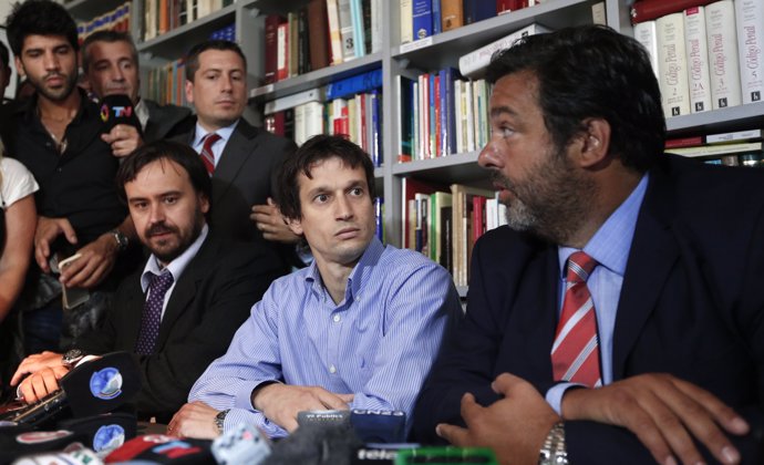 Diego Lagomarsino (C), flanked by his lawyers Gabriel Palmerio (L) and Maximilia