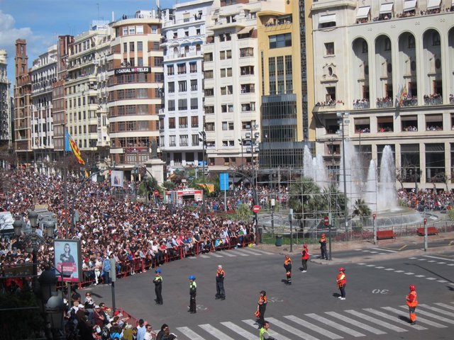 Asistentes a una 'mascletà' de Fallas en la Plaza del Ayuntamiento de València