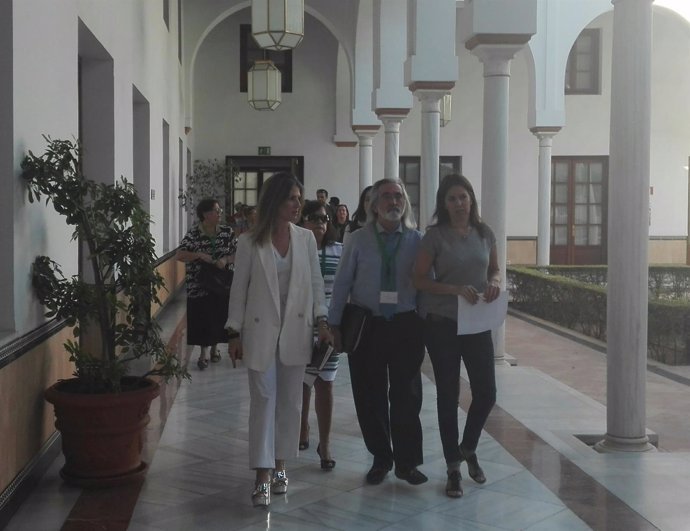 Ana Mestre y Ana Vanessa García junto a Antonio Guerrero