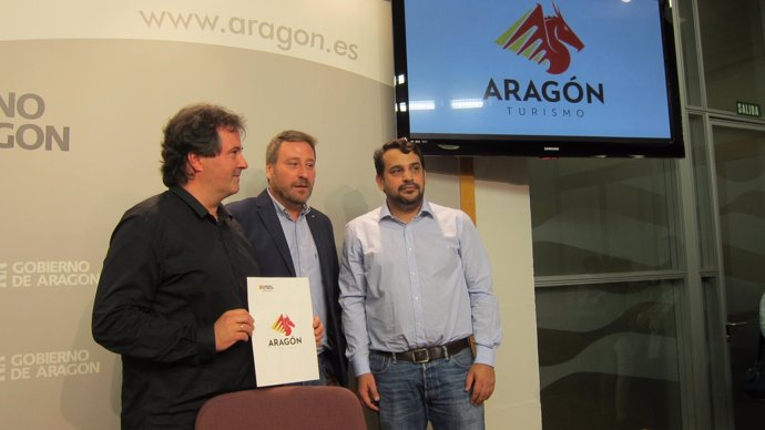 Jorge Marqueta, José Luis Soro y Luis Peralta con la nueva logomarca de Aragón