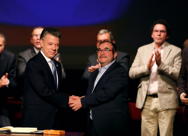 Colombia's President Juan Manuel Santos and Marxist FARC rebel leader Rodrigo Lo