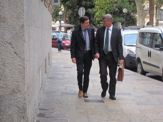 Jaume Matas y su abogado, José Zaforteza, llegando a la Audiencia