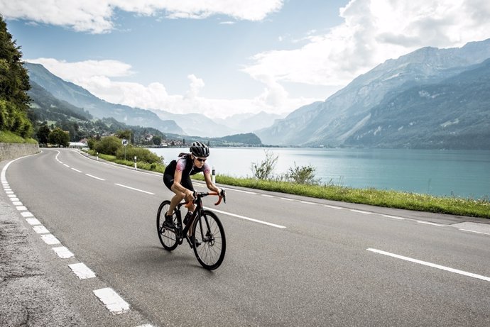Imagen de una ciclista por las carreteras de Suiza