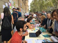 Estudiantes ofrecen ayuda tecnológica sobre dónde votar en el referéndum