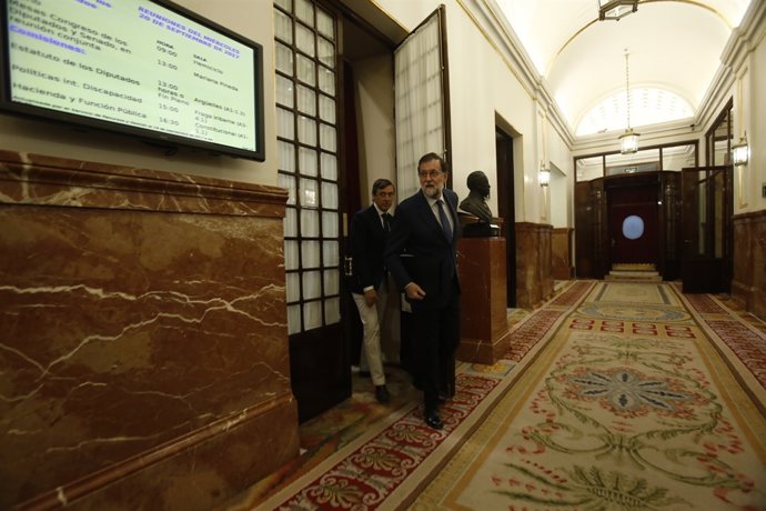 Rajoy i Rafael Hernando en els passadissos del Congrés