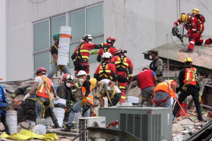 La UME detecta varios cuerpos en un edificio afectado por el terremoto en México