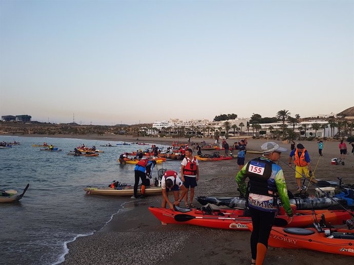 Los participantes han salido a pescar en kayak a primera hora de la mañana.
