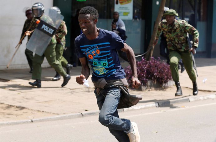  La Policía De Kenia Ha Utilizado Este Martes Gas Lacrimógeno Y Porras Para Disp