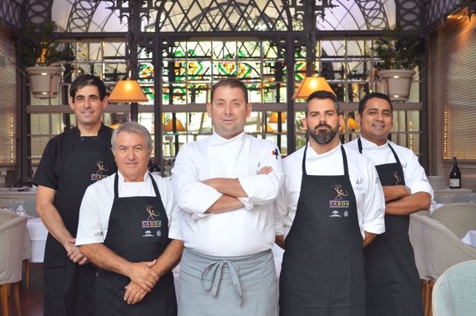 El equipo de cocina de Restaurante Oriza Terraza Baar España. 
