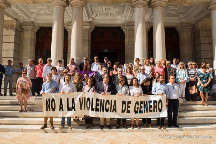 Concentración en repulsa por el crimen machista en Cartagena
