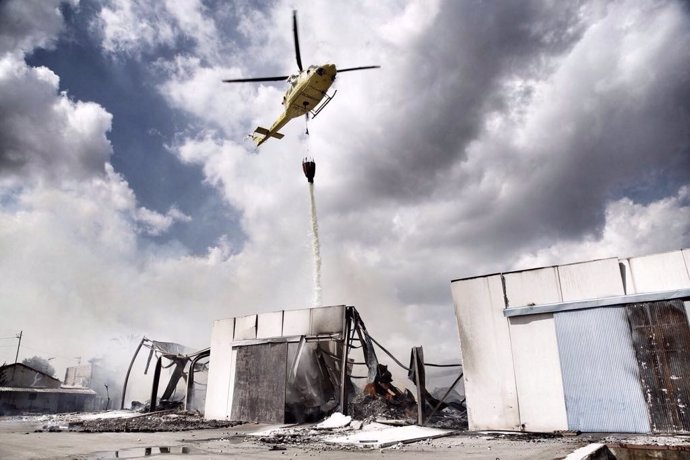 El helicóptero del Consorcio descarga sobre la fábrica