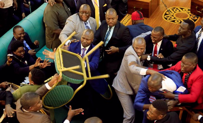 Pelea en el Parlamento de Uganda