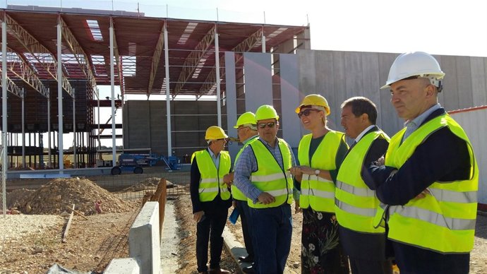 Marta Gastón visita la construcción de la planta de Evofeed en Berbegal (Huesca)