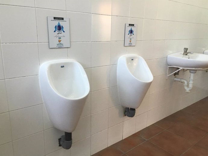 Dos de los urinarios ecológicos instalados