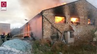 Declarado un incendio en una nave industrial junto a la estación de ferrocarril de Torreblanca (Castellón)