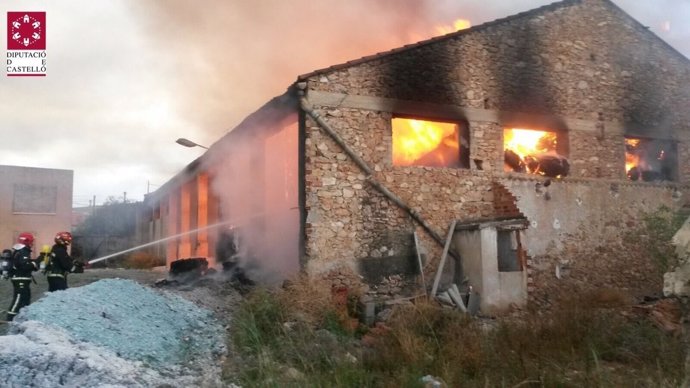 Incendio en una nave industrial abandonada en Torreblanca