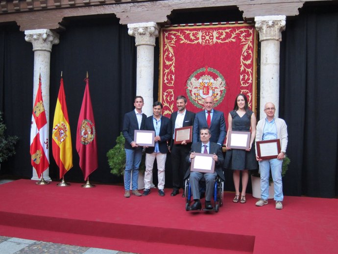 Carnero posa junto a los premiados