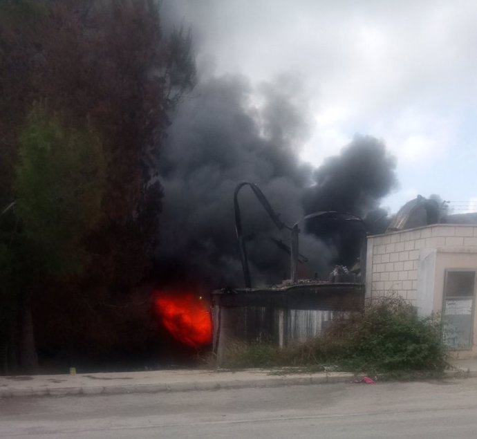 Incendio en una fábrica de reciclaje de productos químicos L'Alcúdia de Crespins