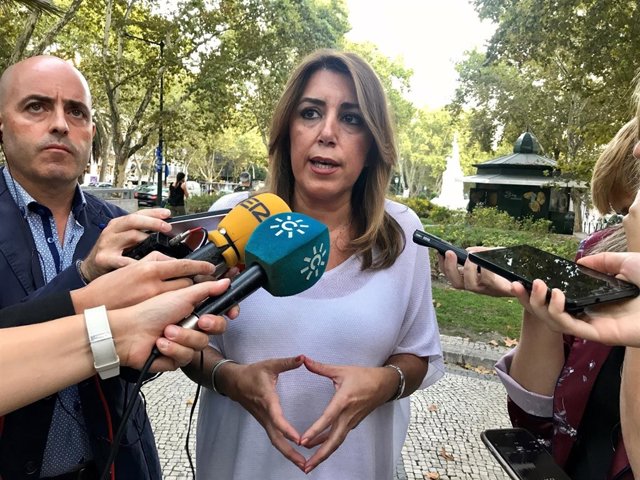 Susana Díaz atiende a losmedios en Lisboa