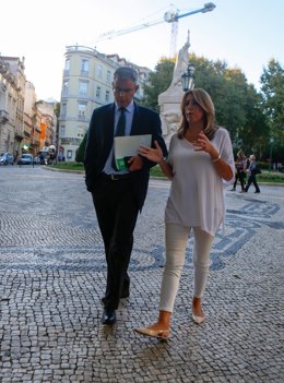 Susana Díaz y el portavoz del Gobierno andaluz paseando por Lisboa