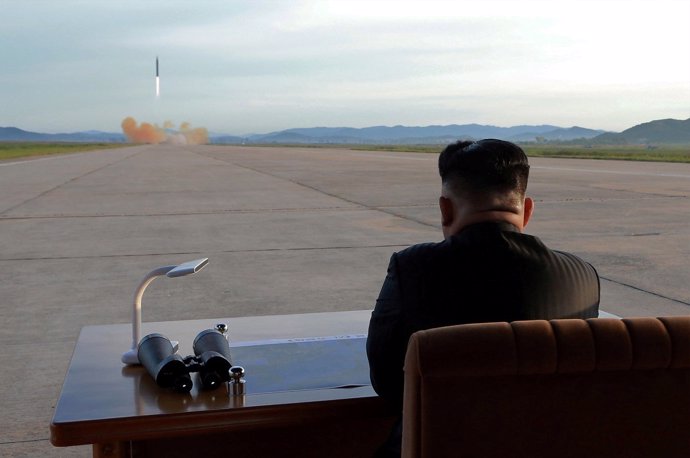Kim Jong Un ve el disparo de un misil Hwasong-12 