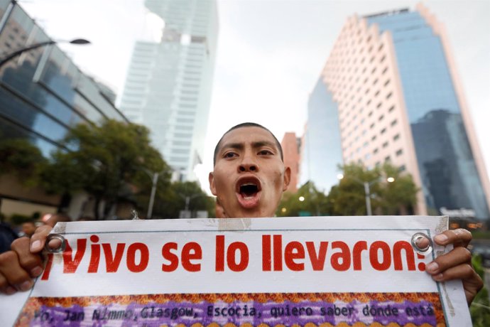 Un manifestante durante el tercer aniversario del caso Iguala.