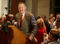 Roy Moore gana al candidato de Trump a las primarias republicanas para ocupar la vacante de Sessions en el Senado
