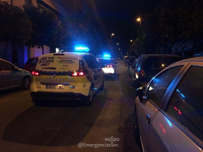 Detenido un conductor que intentaba sacar de la calzada a otro coche en Sevilla
