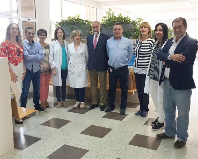 El consejero de Salud, Fernando Domínguez, con el personal del consultorio