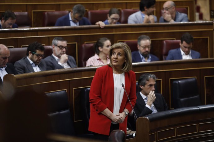 Fátima Báñez en la sesión de control al Gobierno en el Congreso