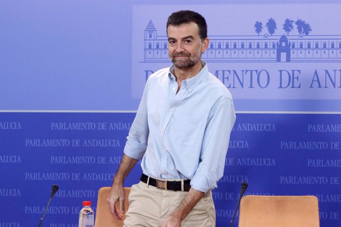 Antonio Maíllo, este miércoles en rueda de prensa en el Parlamento andaluz