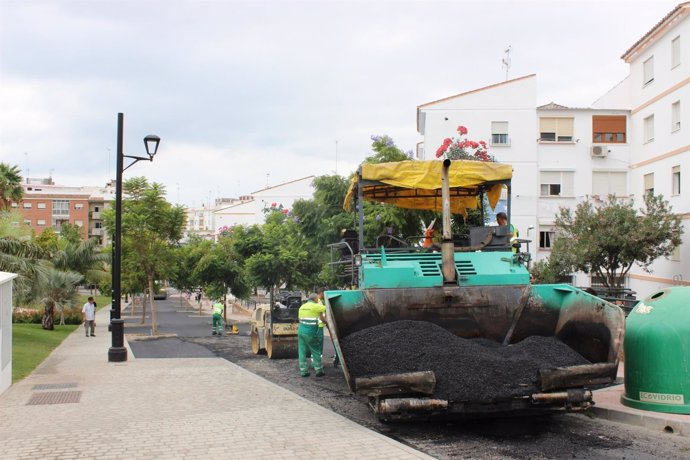 Estepona calles arreglo asfaltar asfaltado máquina grava vías obras