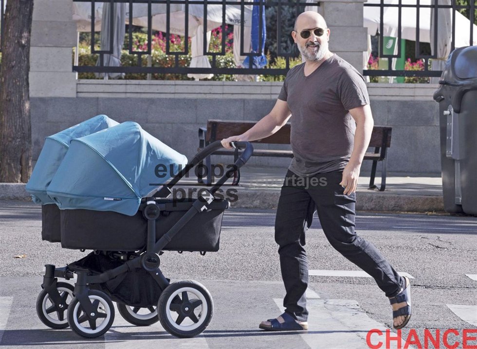 Javier cámara pasea a sus hijos en un carrito gemelar