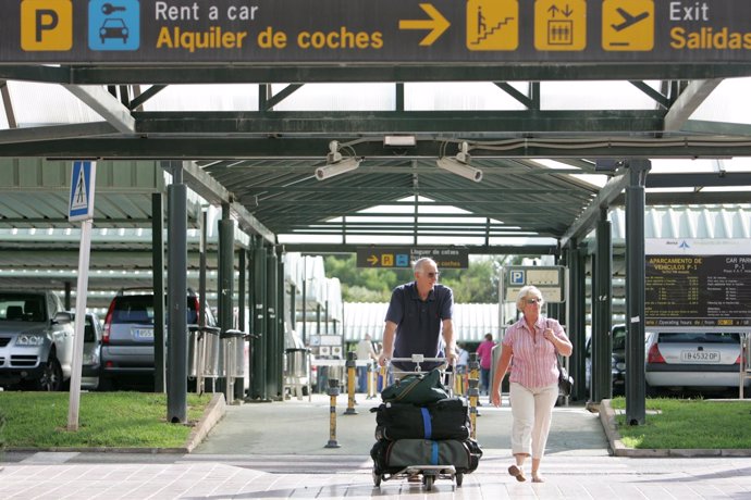 Pasajeros en el aeropuerto de Menorca