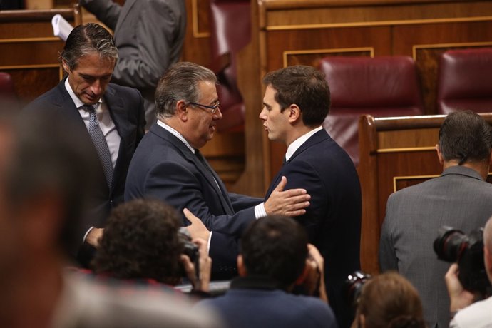 Juan Ignacio Zoido i Albert Rivera se saluden al Congrés