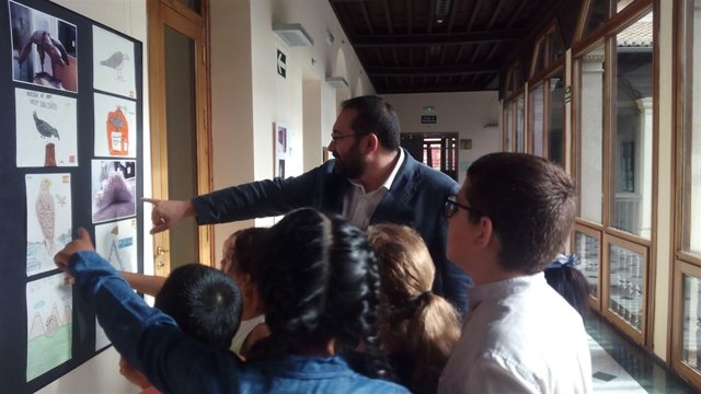 El delegado de Educación, Germán González, abre una muestra del colegio San José