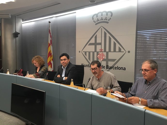 Sara Berbel, Gerardo Pisarello, Juan José Casado (UGT)i Vicenç Terrats (CCOO) 