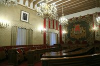 El Ayuntamiento de Alicante coloca una réplica de la imagen de Felipe VI en Salón de Plenos mientras repara la original
