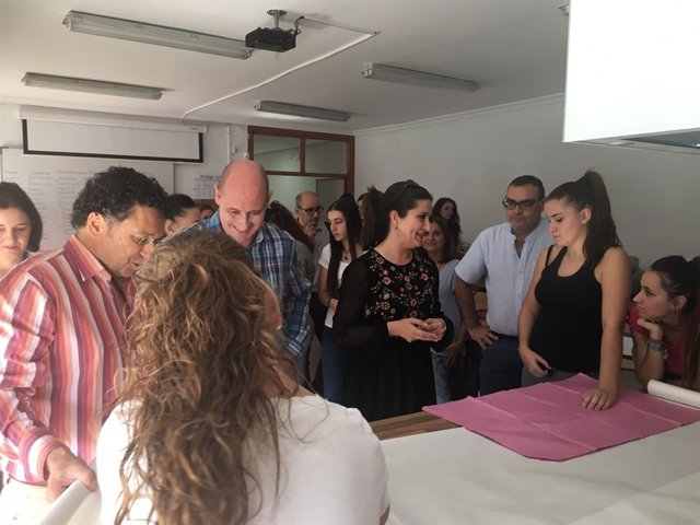 Caballero visita el IES Juan López Morillas.